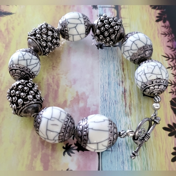 Chunky White and Silver Crackle Toggle Bracelet - Picture 5 of 8